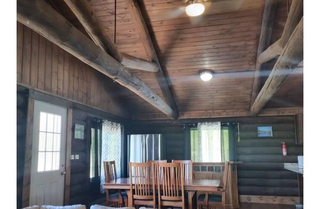 Private 4-bedroom cabin with WiFi, AC in awesome Nye,Mt. Many nearby attractions