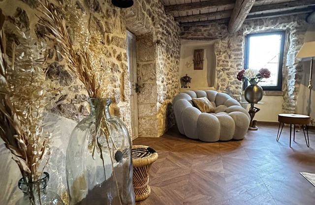 Holiday Home 'Pont Du Gard - Maison, Spa' with Mountain View, Wi-Fi and Air Conditioning