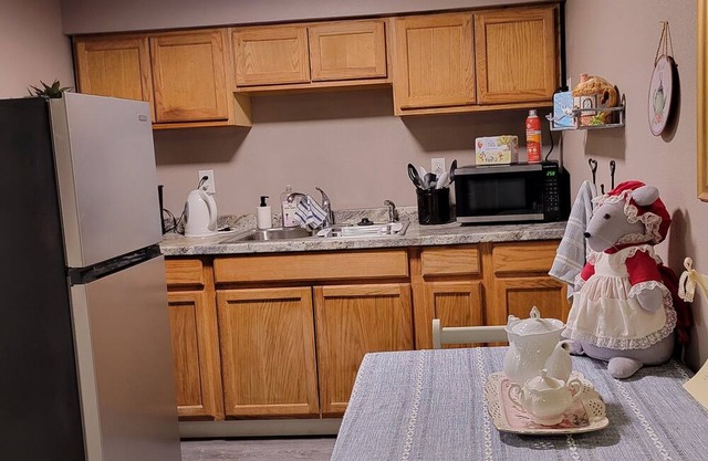 Scones & tea in basement apartment 5 minutes to downtown