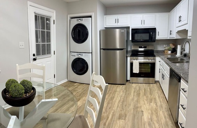 Prime Location - Minutes to 5 Points and Downtown Athens - 4 KING Beds