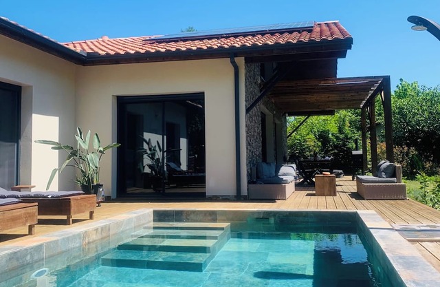 Maison de Vacances Design Avec Piscine Chauffée et Spa