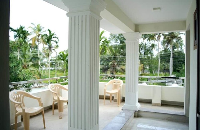 Lakeshore Premier Serviced Villa - Professionally serviced, near Vembanad Lake!