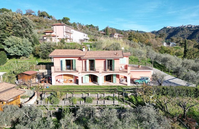 Wonderful villa for 5 people with WIFI, TV, terrace, panoramic view and parking, close to La Sp...