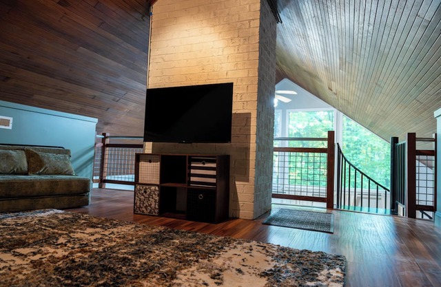 Clean and cozy cabin near Uptown! Sleeps up to 12