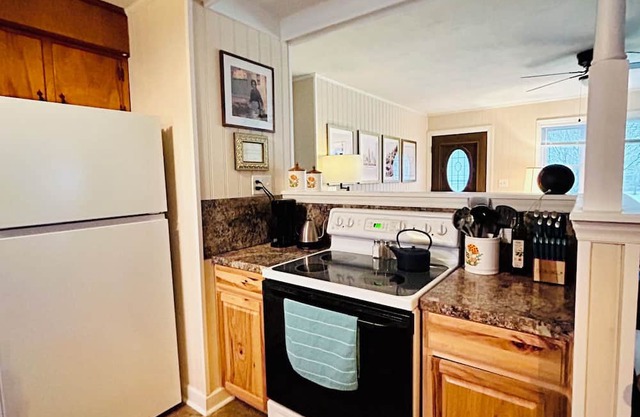 Sunshine Cottage ~ River Access ~ 10 min from Blue Ridge Parkway ~ Pet Friendly
