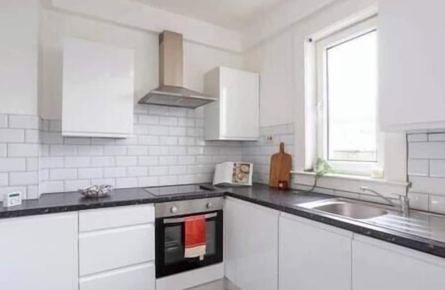 Vibrant & Modern 2-bedroom Apartment between GLA/EDI