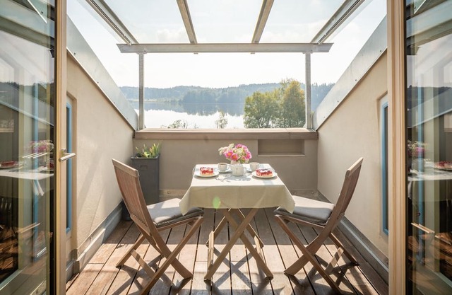 Studio Apartment "Loggia" with Lake View, Private Garden & Wi-Fi