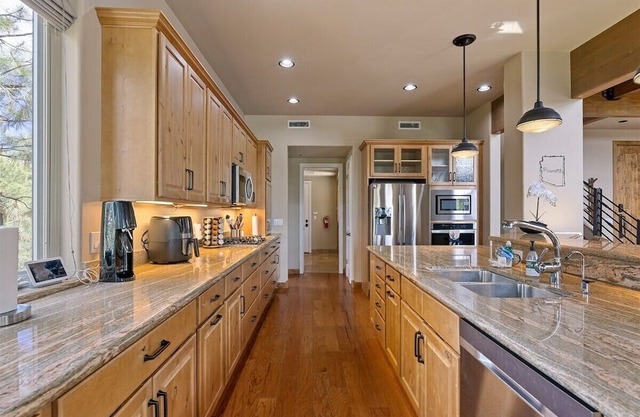 Granite View Cabin · Luxe cabin in the pines, walk to Whiskey Row