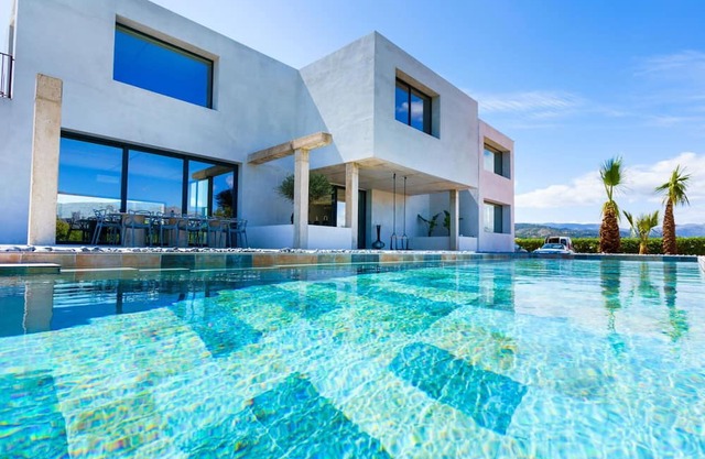 Beautiful private villa for 8 guests with private pool, WIFI, A/C, TV, patio and parking