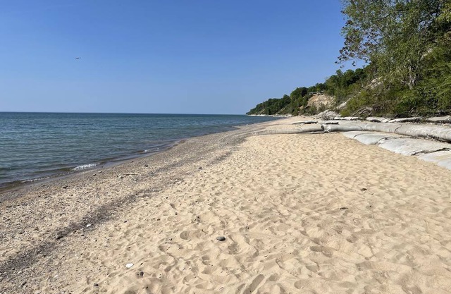Lakefront Cottage with Private Beach 10 min from South Haven