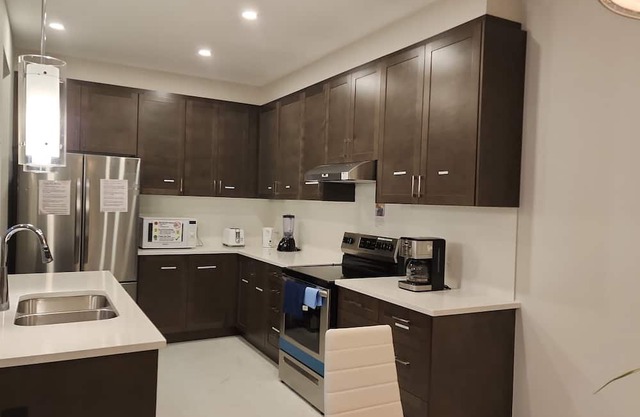 New Modern & Classy 4BD/3.5 Bath Townhome|SelfCheck-In+Parking & Kitchen-Kanata