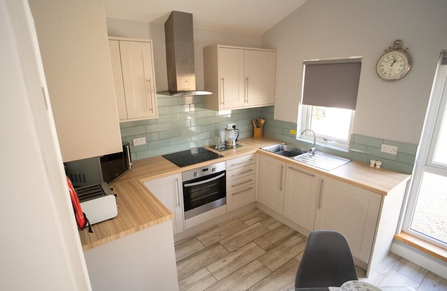 The Ash View Cozy 3BR Retreat Perfect for Families