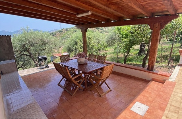 Villa ampia e accogliente con uliveto in borgo mediievale