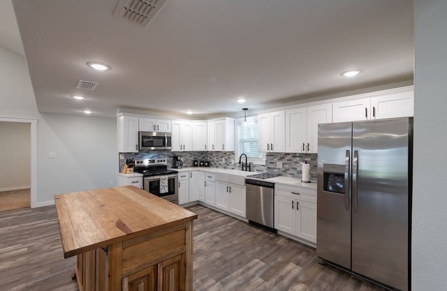 5 minutes from Riverstar Casino! Beautifully renovated farmhouse!!