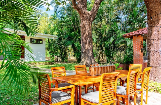 Farmhouse Retreat, Private Pool, amazing gardens