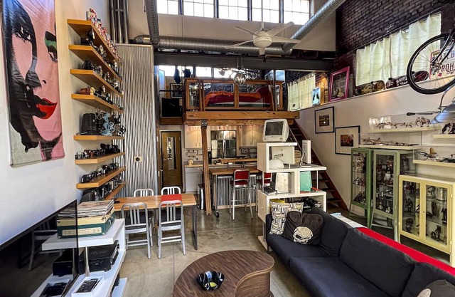 Quirky 1 BR Warehouse Loft w/ Private Courtyard walking distance to Short North