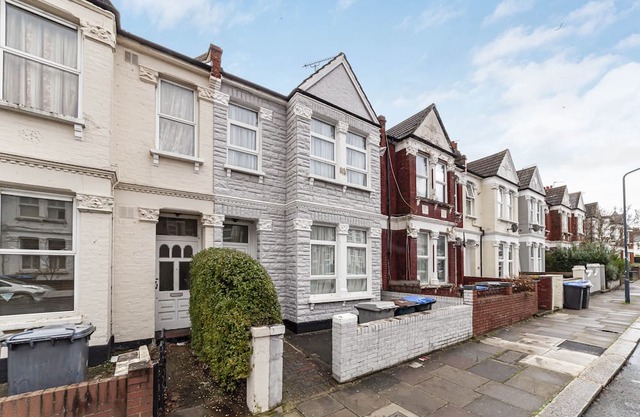Modern 5-Bedroom Oasis with Free Parking: Stylish Retreat in Prime Location