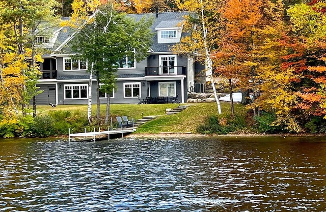 Stunning 2022 built lake house w/ gym, 6 kayaks, screened porch, 2 tv areas