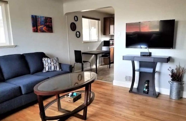 Sleeps 6, Near MileHigh/PepsiCntr, A/C, Parking