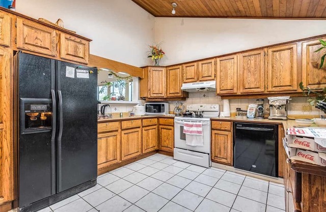 Stylish & Beautiful Room in Surrey (Close to Amenities)