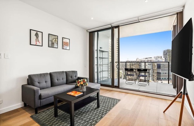 SYD1801 CBD Location 2B1B Apt w pool, walk to Chinatown
