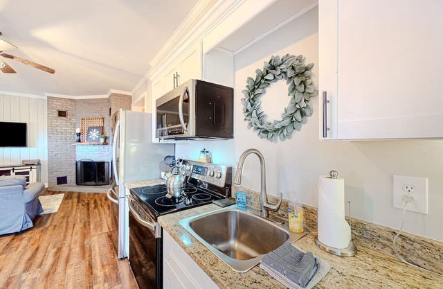 Sunlit retreat with amazing mountain views, firepit, patio, AC & fireplace