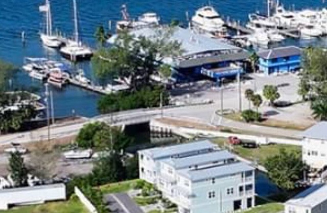 Brand new 3/2.5 beach house walking distance to Anna Maria Island beaches.