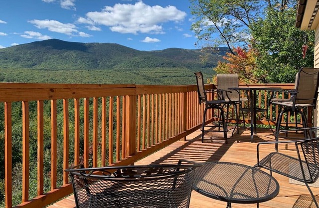 North Conway “Slice of Paradise”- 3 Decks & Views!