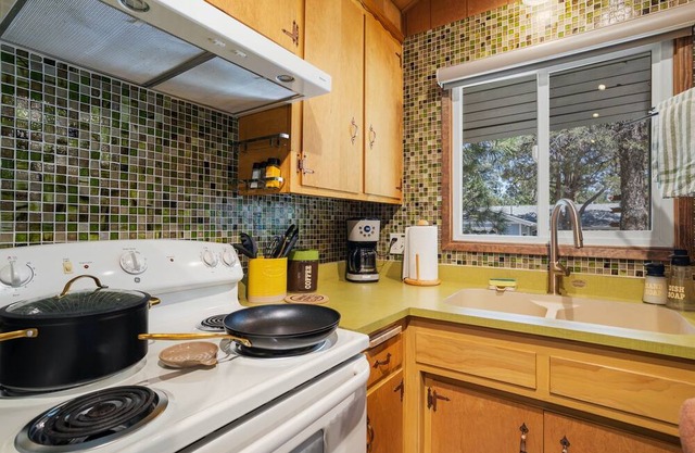 Horror Themed Cabin! Retro Scary Movie-Inspired