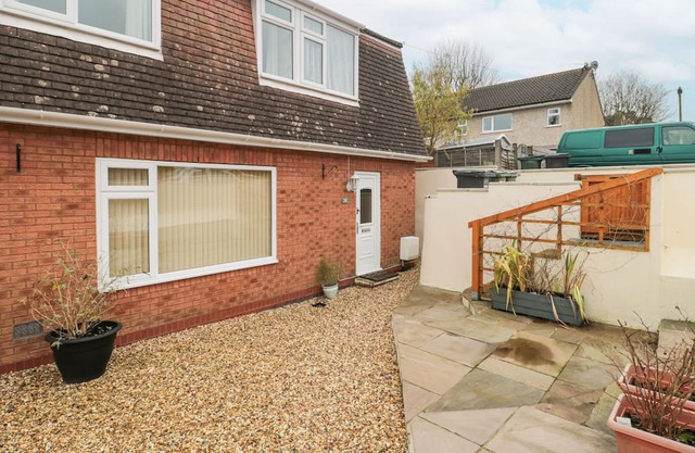 24 SEVERN ROAD, pet friendly, with hot tub in Portishead