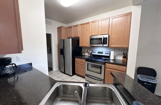 Luxury Sanford FL Apt w/ Private Garage, Pool access, W/D in unit, Patio