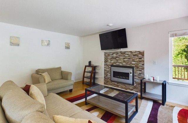 Huge Kent 5BR w/ Free Parking & In-Unit Laundry, by Blueground