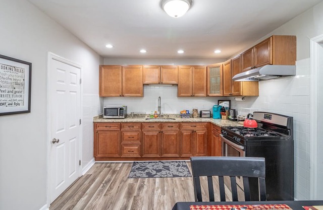 Location! Apartment 3 Mi from DT