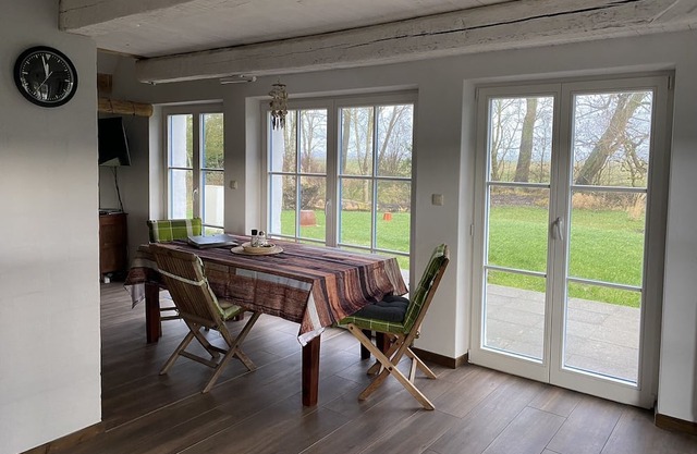 Reetdachkate am Deich auf Großem Grundstück