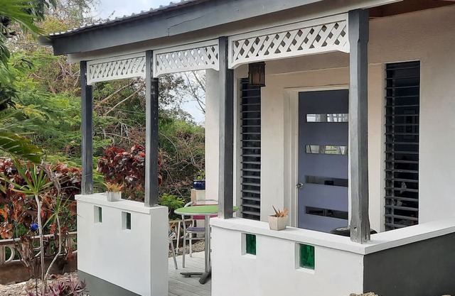 'Breezy La Vista on the Terrace' 1 Bedroom 2 Bed 1 Bathroom Self-contained Apt.