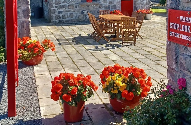 Murrays Traditional Stone Cottage, near lake