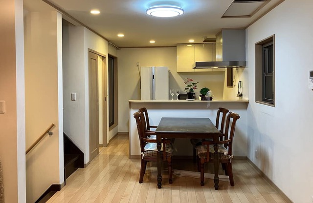 Private villa, 4 rooms available for 10 people! 6 minutes walk from the station