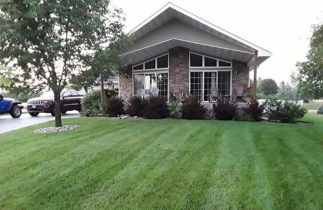 Cabin Vibes w/hot tub, game room and within walking distance of 2 golf courses.