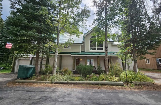 4 bedroom, 3 bath, sleeps 10 adults with 2 addtl rooms. West End Donner Lake.