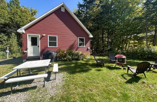 Cozy cabin close to Smuggler's Notch w/firepit, gas grill, trail to river, wifi