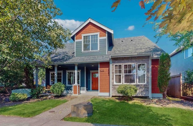 Beautiful Enumclaw home near downtown with yard, grill, gas fireplace, & A/C