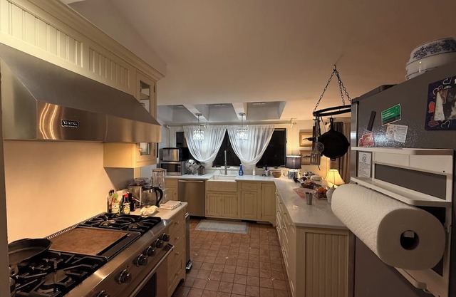 Historic Beautifully Preserved 1800’s Retreat - Large 1bd Apt in PJ Village