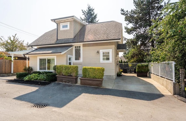 Beautiful Coach House (sleeps 6)n2bdrm, 1.5 bath in the heart of North Vancouver