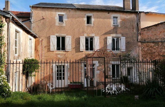 Valence en Poitou large town center house with garden - sleeps 12 to 14