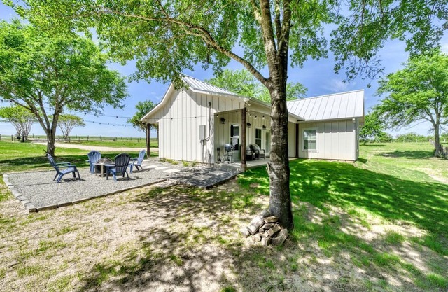 Cozy Chic Cabin with Fire Pit, BBQ and Countryside Views in Texas
