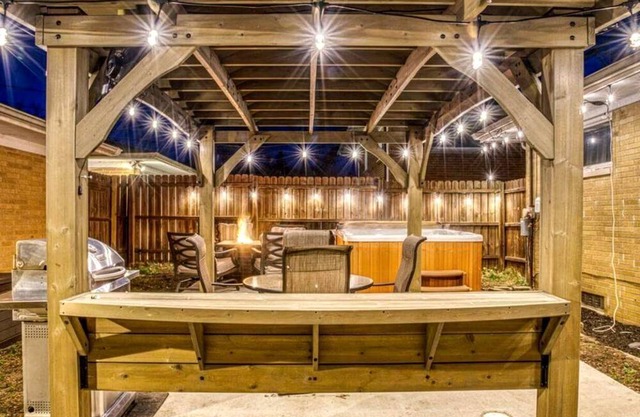 Beautiful Cottage with Hot-tub in Gary, Indiana