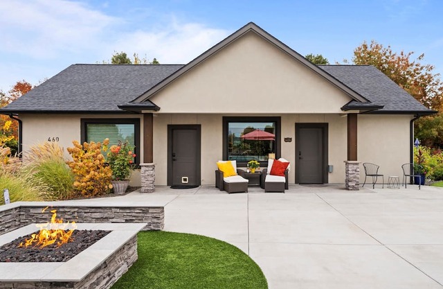 Charming 1-bedroom cottage near downtown Walla Walla with FIRE PIT, HOT TUB