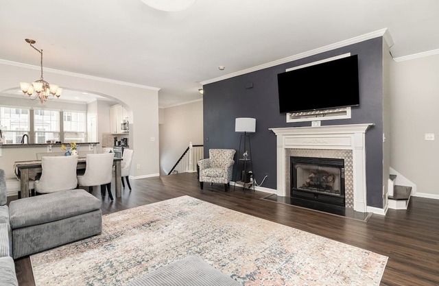 Spacious 4-bedroom house with in Raleigh Minutes from Airport