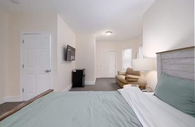 Spacious Urban Townhouse Groups and Family