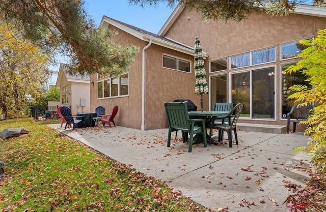 Skiing 20 Min Away, Hot Spring Close,Dalton Ranch!